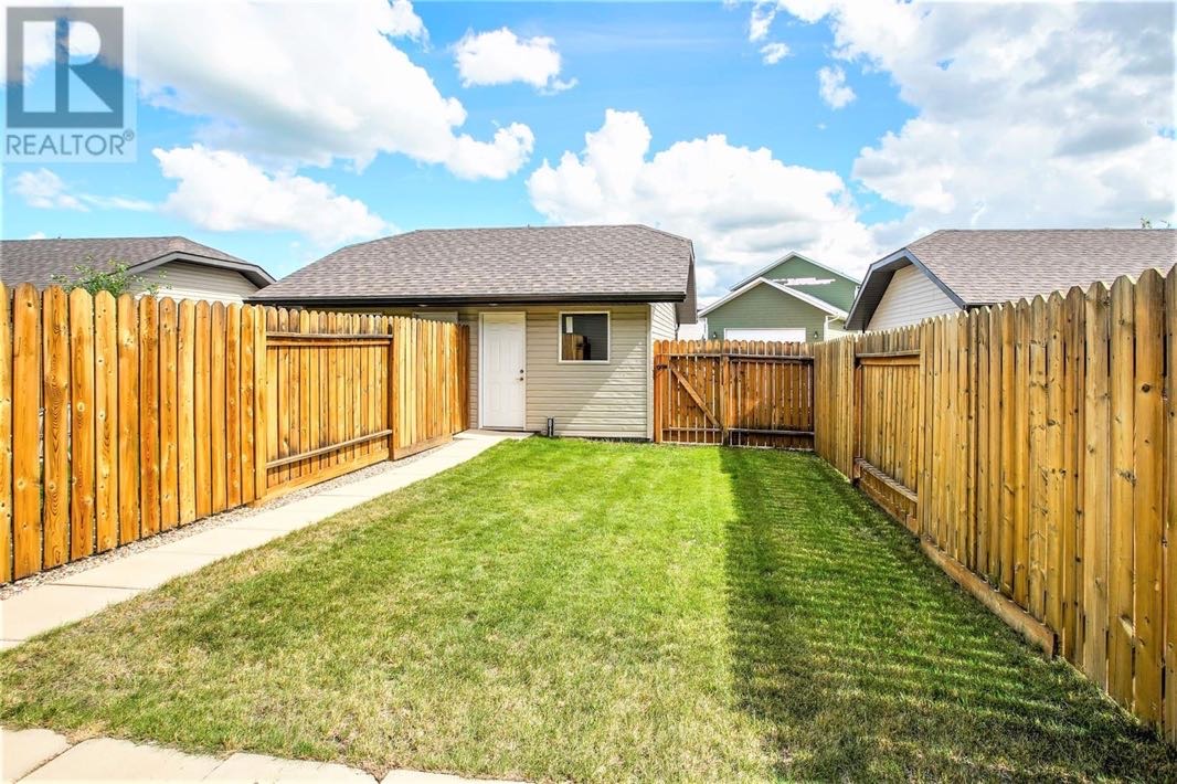 Willowgrove小区 2012年建，3房3全卫联排出售，位置便利，步行100米至小学，公园，也可步行至附近购物和Centennial Collegiate和St Joseph high school高中。安静路段，远离工地和公寓楼，一手房主保养佳，多窗户，大院子，一楼9尺高 - 9