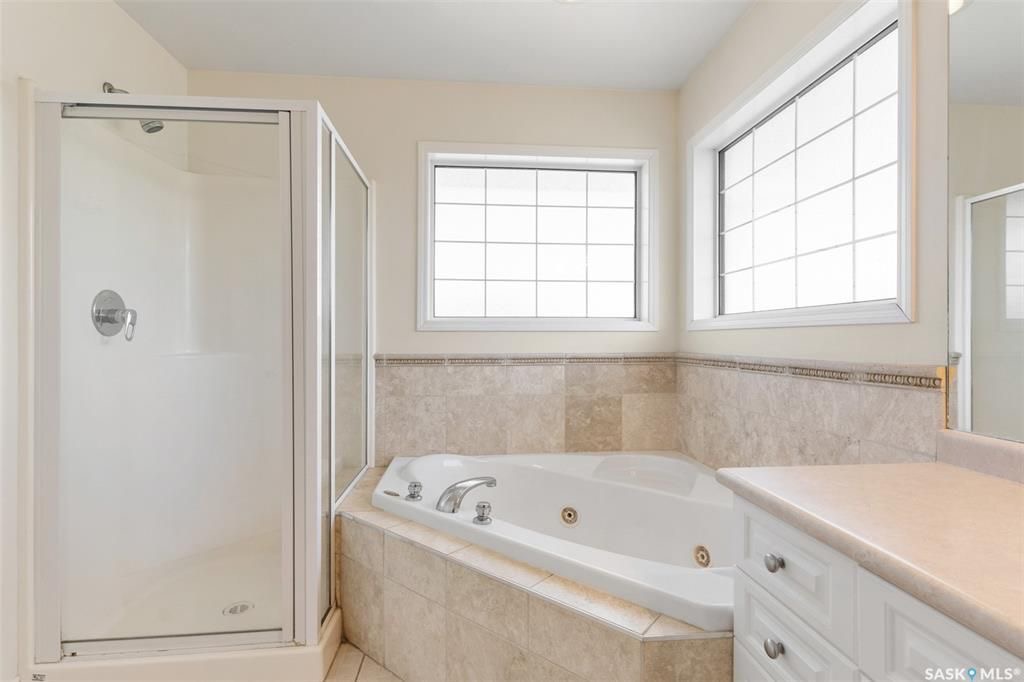 Arbor Creek小区私密安静最佳路段之一2122尺2层独立屋出售。2001年建，过6000尺大地块，5房，1个办公室，3个家庭厅，4卫，一楼挑高顶，明亮PVC大窗，双客厅双餐厅，厨房大理石台面，带独立角柜，新换地板，带一大尺寸书房（可做第六个卧室）二楼三个大房间主卧含独立洗 - 21