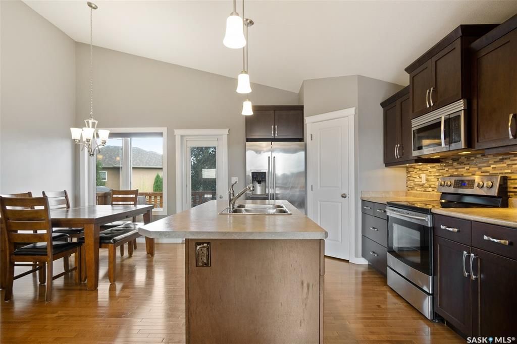 Willowgrove小区1307尺2010年建4房3错层独立屋出售，位置便利步行至两所willowgrove小学，附近高中，购物广场。挑高天花板，实木地板，厨房不锈钢设备。主卧步入式衣橱，主卧卫生间内有按摩浴缸。地下室层高9 feet，装修有一房，一个大家庭厅，一卫。 - 6