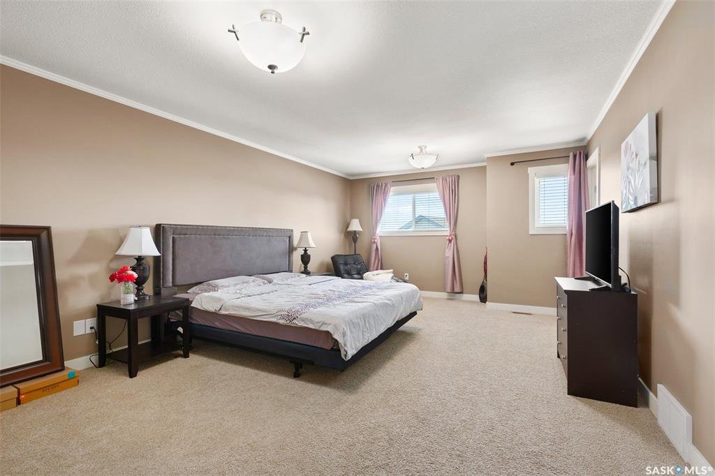 Willowgrove小区4室4卫联排出售，步行到小学高中商圈，安静边户多额外窗户，加大独立院子，连房子车库外加双车位。高档装修高顶理石台面，二楼两个超大卧室各带独立洗手间。地下室装修有2室一厅一卫。有意联系地产经纪盖王睿Gary Gai 3063413677微信gary3677 - 5