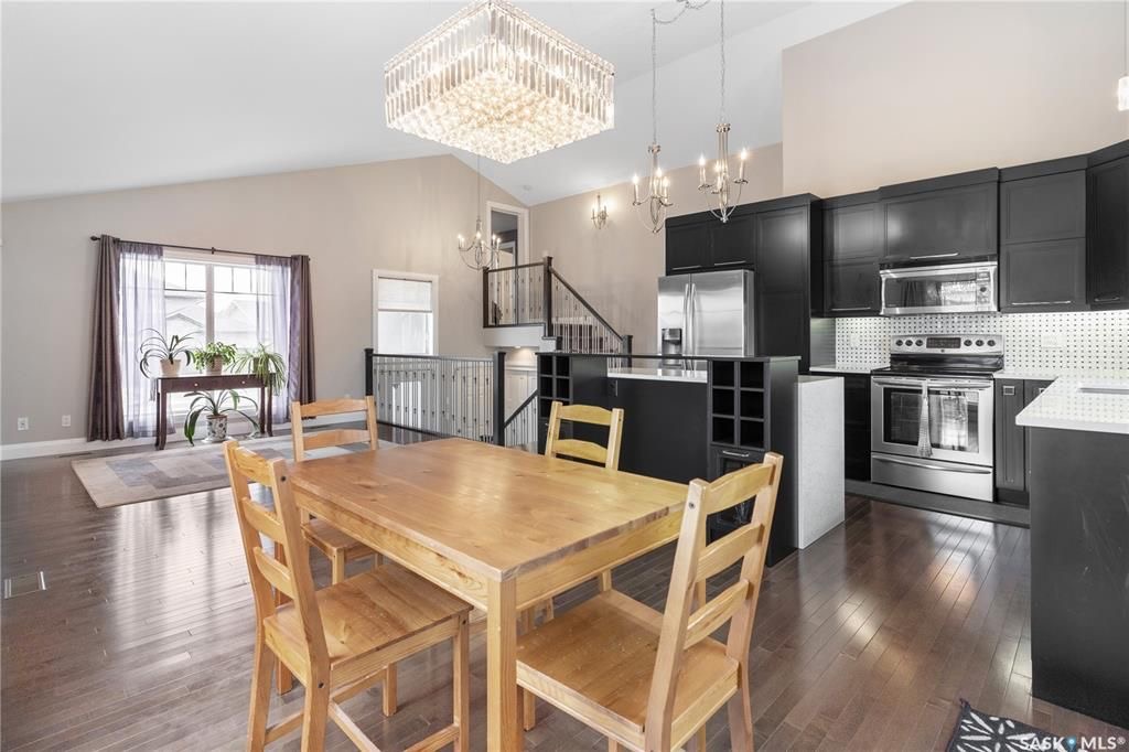 Willowgrove小区Royalty建商2010年建1284尺错层4室3卫独立屋出售。步行近公园，学校，购物。高档装修配置：挑高层高，实木地板，厨房大理石台面升级橱柜搭配背景墙砖，不锈钢家电。超大主卧带步入式衣柜，豪华洗手间全墙贴砖，带按摩浴缸。半地下室大窗户专业装修有1房1 - 10