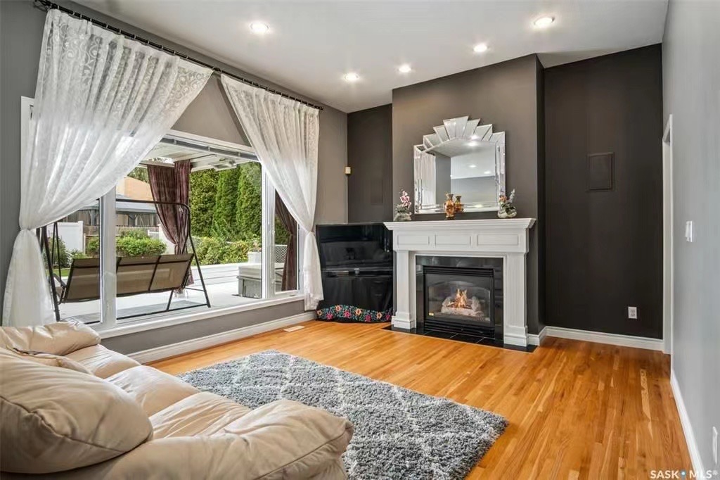 ERINDALE小区最佳路段大地块，2129尺4房4卫1书房独立屋出售。位于公园和湖的对面，步行可达两所小学。外观设计高档大气，内部明净高级装修。一楼实木地板和瓷砖地板组合，挑高10尺层高，超大客厅，大家庭厅，外加书房（大尺寸可作为另一个卧室）。开放式厨房，花岗岩台面，瓷砖背板， - 8