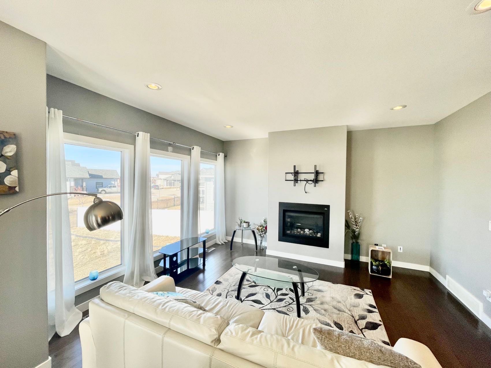 Stonebridge小区1386尺地下室步出式平层独立屋出售。8000尺大地朝南大院子，背靠公园湖景。2房+1书房+2洗手间。高档装修：9尺层高，实木地板，枫木橱柜，大理石台面，天然气壁炉。里面有一个免维护大露台。地下室未装修，后院未完成。步行可至小学，购物，大公园等。房屋年代 - 6