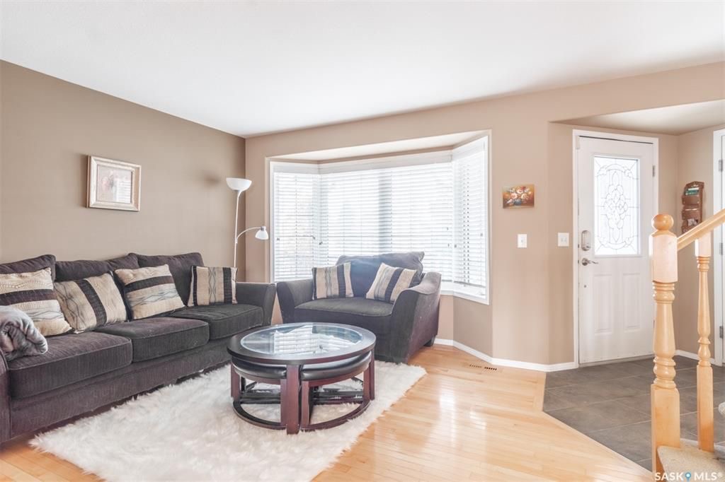 Arbor Creek背靠公园4房4卫两层独立屋出售。近学校购物。实木地板，大客厅餐厅，私密大院子。客厅采光好带飘窗壁炉，主卧带独立洗手间和步入式衣柜，地下室专业装修有一大家庭厅一卧房一洗手间。加热双车库。新换瓦片。挂牌价格：$469000。详情请联系地产经纪Gary Gai 盖 - 6