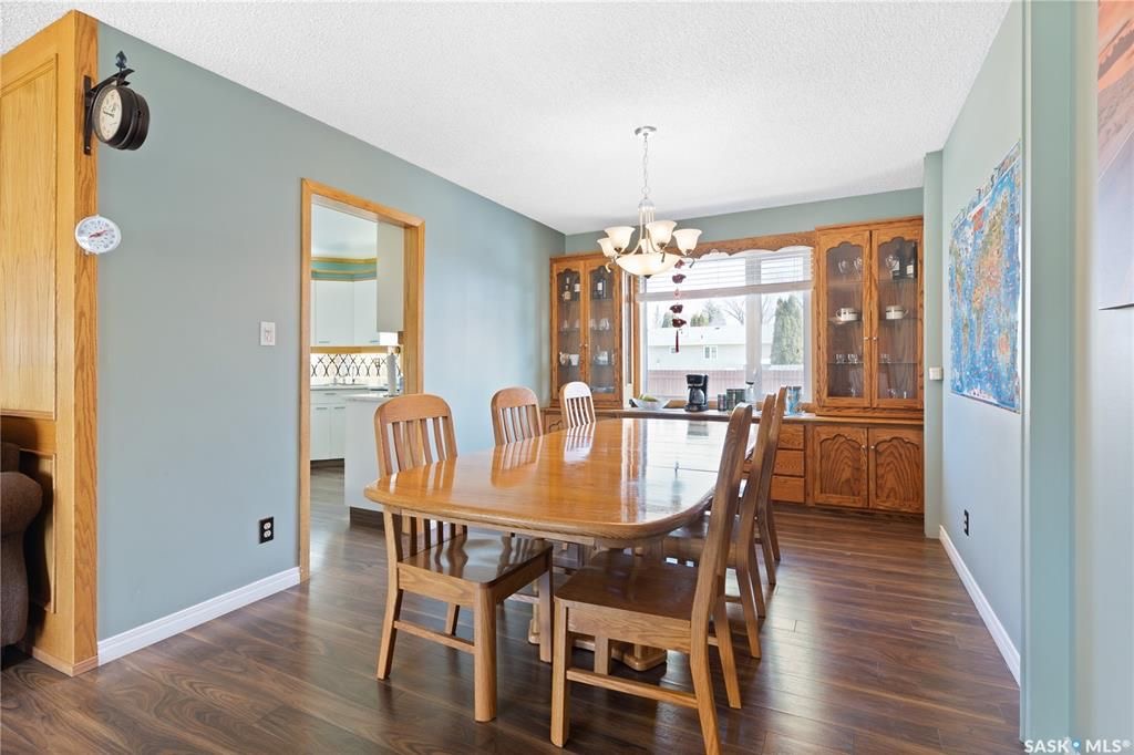 West College Park小区1797尺独立屋出售。位置位于小区核心安静街道，可步行到达双语小学，高中，8街购物等。5 房4卫3个大厅，地下室完全装修，主卧带独立洗手间，连房子双车库外加4车道。房屋门窗，地板，车库，厨房，外墙，室内墙面，瓦片，锅炉热水器大部分更新。后院宽 - 10