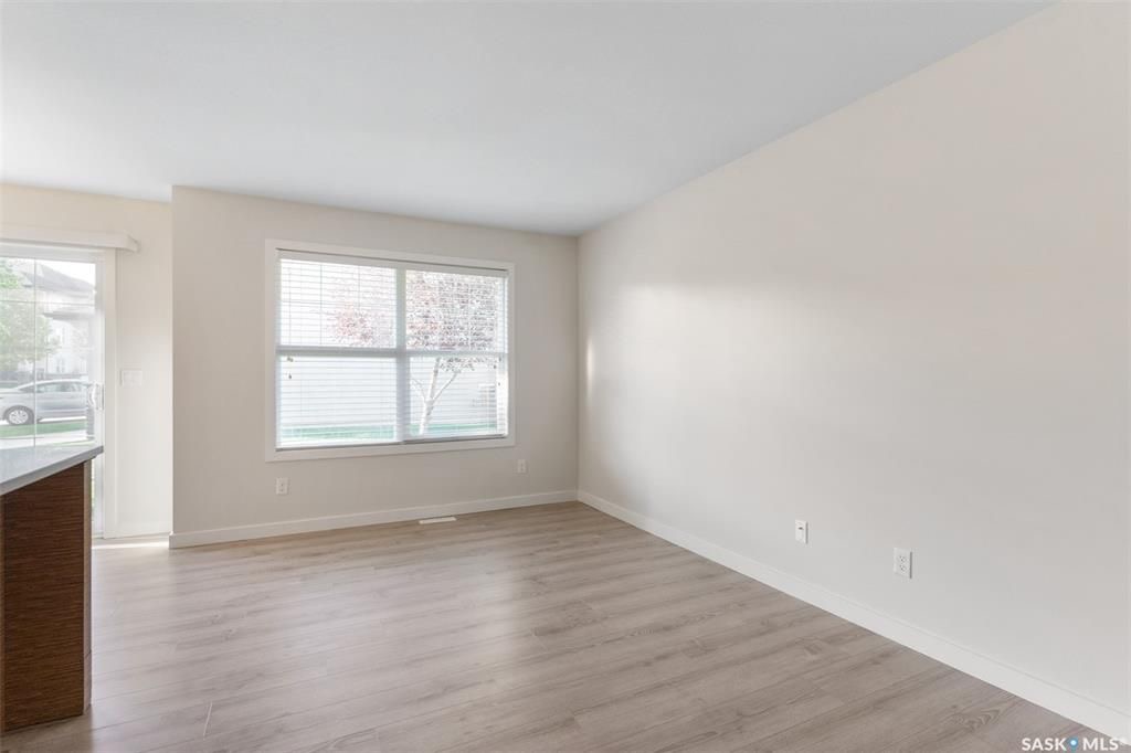 Stonebridge边户3房3卫地下室装修安静联排出售。2011年建，步行至小学，购物，公园。背靠私密绿地，好采光，高档装修，新换地板，大理石台面，现代橱柜，不锈钢家电。全新刷漆。二楼3个大房间尺寸足。地下室完全装修有一个大家庭厅一个独立洗手间。另有连房单车库，中央空调，中 - 10