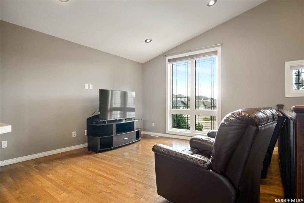 Willowgrove小区1307尺2010年建4房3错层独立屋出售，位置便利步行至两所willowgrove小学，附近高中，购物广场。挑高天花板，实木地板，厨房不锈钢设备。主卧步入式衣橱，主卧卫生间内有按摩浴缸。地下室层高9 feet，装修有一房，一个大家庭厅，一卫。 - 4