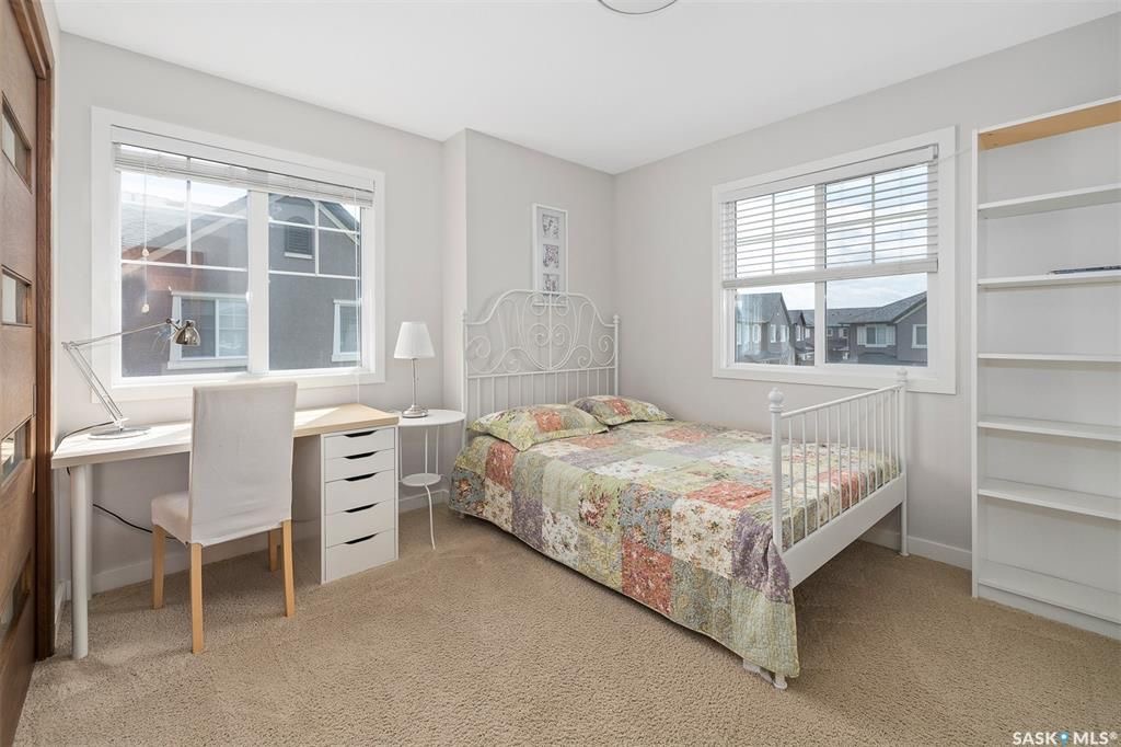 Willowgrove小区1340尺3房3卫边户联排屋出售。面朝萨大农地美景，冬季可赏北极光，安静位置，背朝小区大绿地，近两所小学和商业购物。边户多窗户好采光，高档装修，大理石台面，现代橱柜，不锈钢家电。新换防水地板。二楼3个大房间尺寸足。地下室专业装修有一个大娱乐厅和洗手间。 - 9