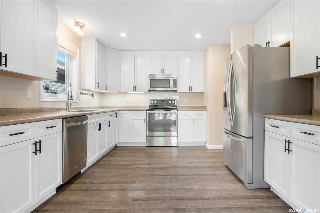 Stonebridge小区步行300米至小学，购物，4房4卫完全装修独立屋出售。2013年建造，安静私密路段，不靠主马路，近社区大公园。 1楼大客厅大窗户好采光，白色现代橱柜，不锈钢家电，充足操作台及收纳空间，2 楼3个大卧室，主卧带独立洗手间步入式衣柜。地下室完全装修有1大家庭 - 11