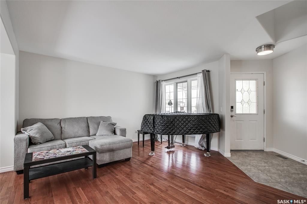 Briarwood小区核心安静路段1635尺两层独立屋出售，大地块私密后院。房屋近期大量更新保养佳。更新地毯，合成地板，厨房大理石台面，锅炉，热水器，烘干机，洗碗机。开价：$429000。有意请联系地产经纪Gary Gai 3063413677 微信：gary3677 网站： - 4