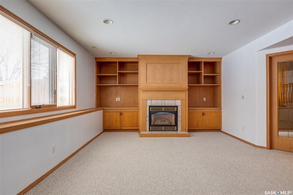 Lakeridge小区 步行200米到两所优质小学，1973尺 5房3卫独立屋出售，错层结构，良好保养，橡木橱柜，新漆墙面，大窗户多面朝阳采光，连房子双车库，安静路段，大地块，开价：$439000。有意请联系地产经纪Gary Gai 3063413677 微信：gary3677 - 8