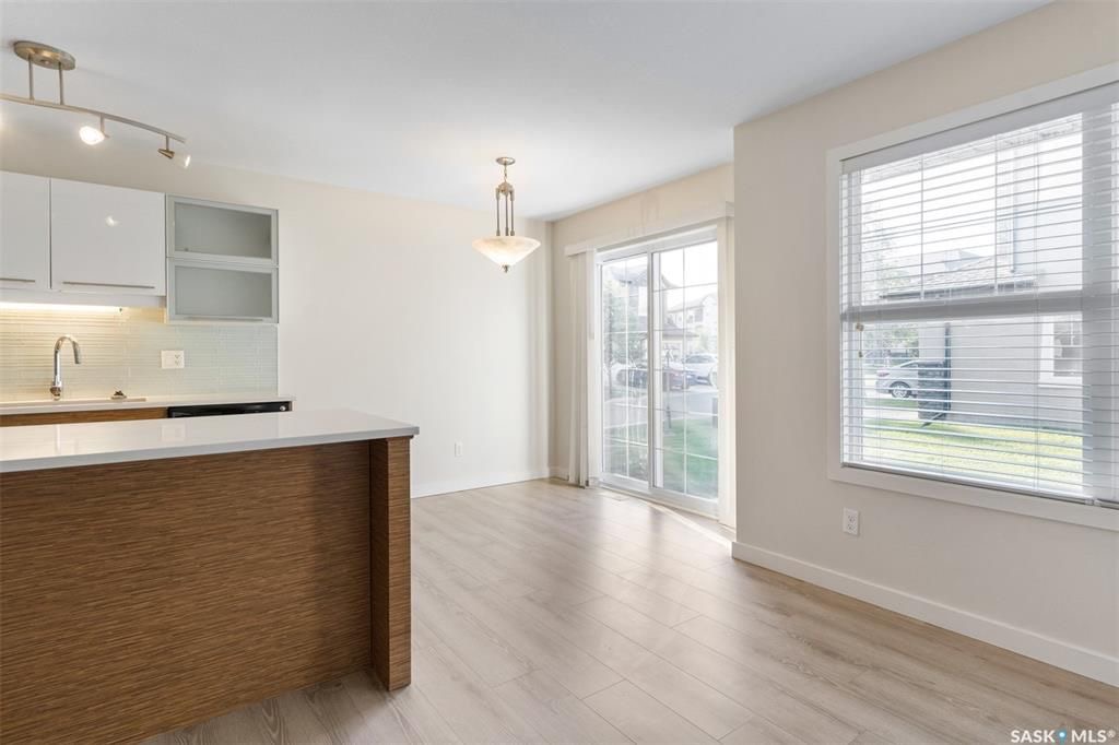 Stonebridge边户3房3卫地下室装修安静联排出售。2011年建，步行至小学，购物，公园。背靠私密绿地，好采光，高档装修，新换地板，大理石台面，现代橱柜，不锈钢家电。全新刷漆。二楼3个大房间尺寸足。地下室完全装修有一个大家庭厅一个独立洗手间。另有连房单车库，中央空调，中 - 8