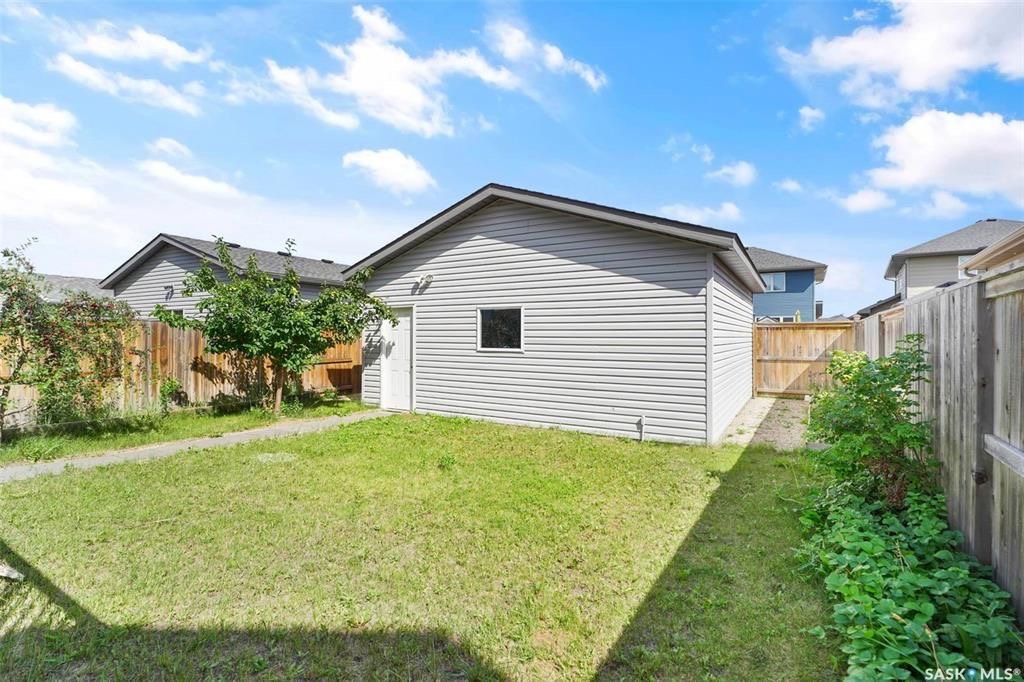 Stonebridge小区4房3卫独立屋出售。面对小学公园好景色。1464尺大空间开放式设计，枫木橱柜，不锈钢家电，收纳角柜，2 楼3个大卧室，主卧带独立洗手间。地下室完全装修有1房间1大活动厅。大后院带独立露台，双车库。另有中央空调，中央吸尘，加湿器，换风系统，垃圾粉碎机，前露 - 23