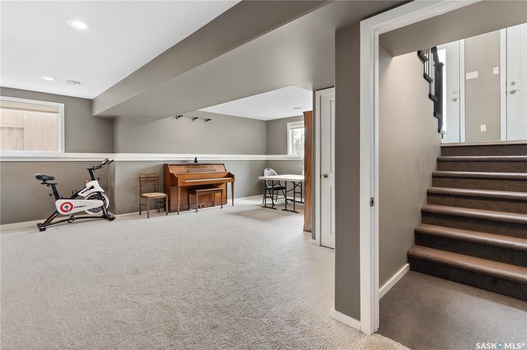 Willowgrove小区Royalty建商2009年建1324尺错层4室3卫独立屋出售。安静内街，步行近公园，学校，购物。高档装修配置：挑高层高，实木地板，厨房大理石台面升级橱柜搭配背景墙砖，不锈钢家电，新冰箱。超大主卧带步入式衣柜，豪华洗手间带按摩浴缸。半地下室大窗户专业装修 - 17