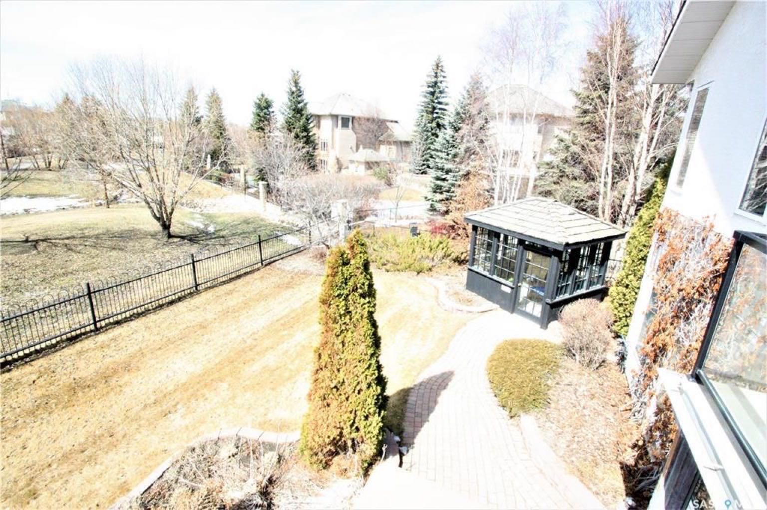 Arbor Creek小区绝佳位置超大地块背靠公园，近小学4房+1书房+3卫地下室步出式平层出售。高档装修，开放式设计，10尺层高，南向环绕大窗户，独特风景好采光，书房带嵌入式书柜，主卧带5片明卫洗手间。步出式地下室9尺层高，环绕音响，带高档水吧台，另外2个大卧室。后院扇形地块， - 8