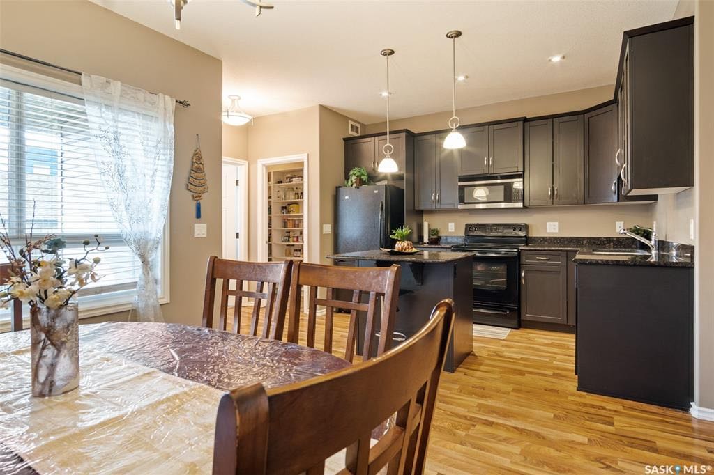 Willowgrove小区2013年建1360尺3房3卫联排别墅出售。房屋年代新，高档社区，整体保养得当。交通便利，可步行至两所学校和公园，近购物中心。房子是边户，一楼自然光充足，客厅宽敞明亮。一层9英尺挑高，高级复合板地板，全花岗岩台面，枫木橱柜，厨房设备齐全。二楼洗衣房，超大 - 6