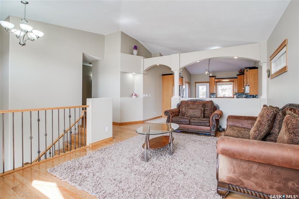 Willowgorve小区2004年建，接近1330尺错层独立屋出售，近Willowgrove小学，公园，附近购物，近St Joseph 和Centennial百年高中。共5房3卫（上下皆为9尺层高，一楼3房，半地有2个大卧室，）多窗户好彩光餐厅客厅，主卧带完整洗手间，半地下大窗 - 5