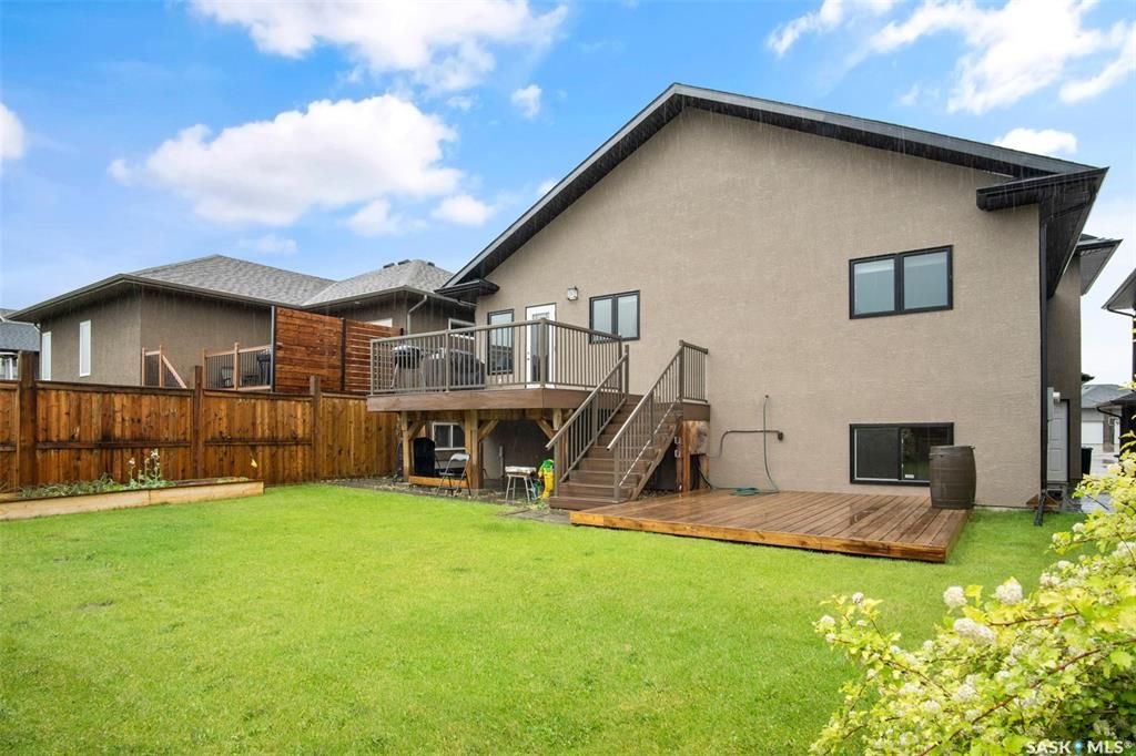 Evergreen 小区5房3卫错层独立屋出售，位于小区最优路段，安静宽敞私密，近小学，高中，公园，购物。高档装修，开放式设计，挑高尖顶，实木地板，飘窗，升级枫木厨房带不锈钢家电和角柜，全大理石台面及厨房背景砖，主卧带步入衣柜高档明卫干湿分离双洗手台洗手间，半地下室大窗户明亮如地 - 26