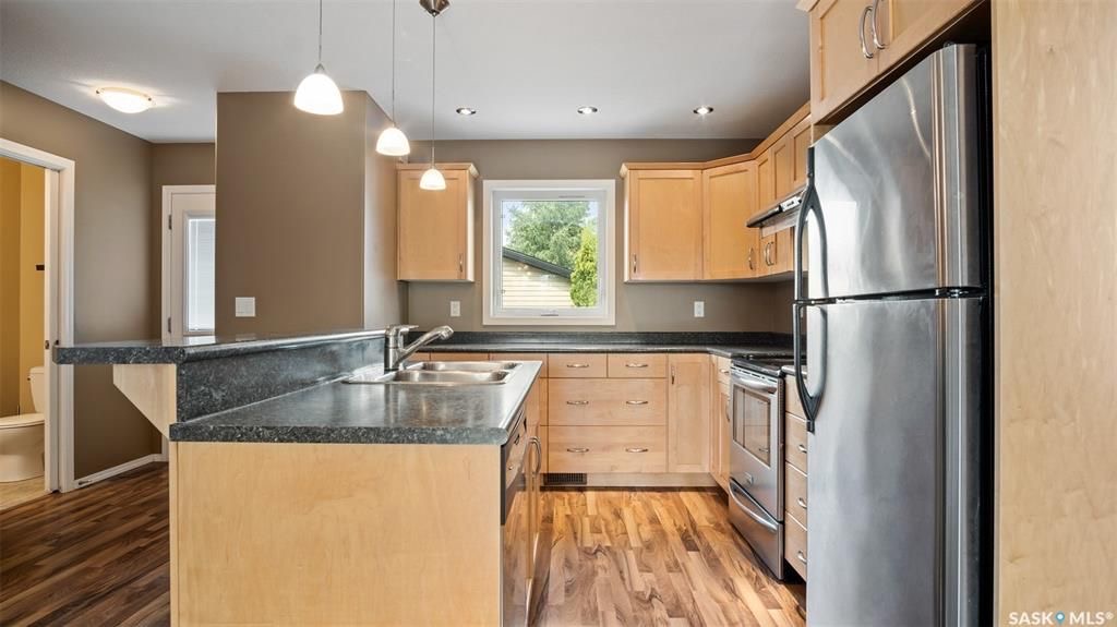 Stonebridge小区2007年建3房3卫2厅，地下室完整装修，双层独立屋出售。位置处于小区核心极为便利，步行距离有两所小学，近超市，及公园。高档装修：枫木橱柜，不锈钢设备，较新的抽烟机。一楼开放设计，好采光，独立洗衣房，2020新换洗衣机。二楼三个大卧室，主卧独立洗手间，地 - 5