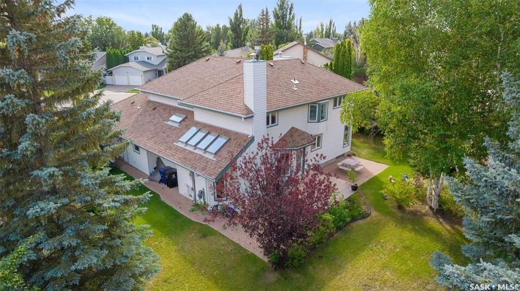 Lakeridge小区10810尺地块，2859尺4房4卫1书房独立屋出售。安静扇形内街。步行可达公园和学校。极好的采光，家里各处大量的窗户，和5个天窗。一楼两个客厅，挑高顶，半开放式大厨房， 书房（可做房间）二楼有4个大尺寸卧室，超大主卧，有步入式衣柜，主卧卫生间带按摩浴缸。 - 4