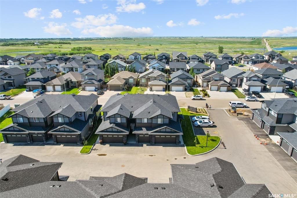 Evergreen小区2021年建1535尺3房3卫边户联排出售，带连房子双车库外加双车道，独立院子。一楼9尺层高，开放式设计，多窗户好采光。客厅带壁炉造型墙，厨房大理石台面，升级橱柜，另有独立收纳间，不锈钢家电，抽油烟机外排。二楼有3个大卧室外加一个多功能厅。主卧带步入式衣柜和 - 4