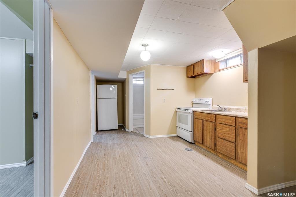 Greystone Heights新装修4房独立屋出售，地下室有一室一书房，厨房洗手间独立出入口独立套间可用于独立出租。步行至8街购物Superstore，greystone heights小学。去萨大也很方便。基本大部分大件都已更新升级：窗户，锅炉，热水器，地板，里外漆 - 8