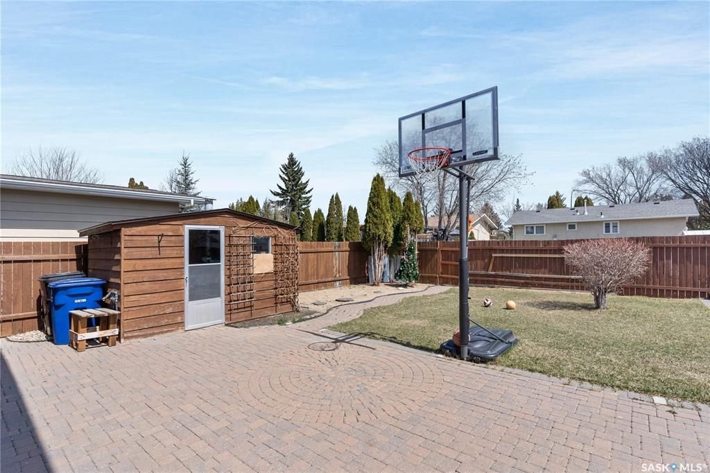 West College Park小区1797尺独立屋出售。位置位于小区核心安静街道，可步行到达双语小学，高中，8街购物等。5 房4卫3个大厅，地下室完全装修，主卧带独立洗手间，连房子双车库外加4车道。房屋门窗，地板，车库，厨房，外墙，室内墙面，瓦片，锅炉热水器大部分更新。后院宽 - 27