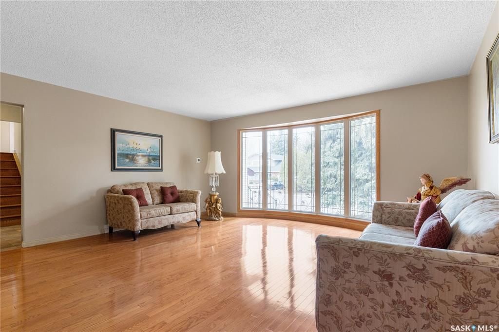 College Park小区近学校近八街安静好地段2274尺独立屋出售。4 房4卫3厅，错层结构。房屋宽敞明亮，实木/软木地板，更新升级厨房台面橱柜，朝南阳光房/正餐厅。二楼房间尺寸大全木地板；主卧带独立洗手间。地下室有超大活动空间，水吧台，洗手间，另有独立工作室。所有大件设备均 - 11