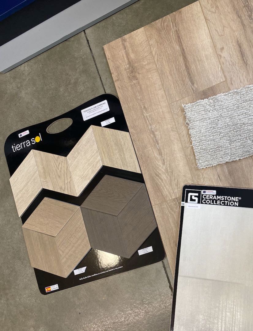 Aspen Ridge小区3房3卫1880尺独立屋预售。约9月中下旬完工，周围环境优美，步行可达湿地公园。全新房子，高档中世纪现代装修风格，全屋装有三层窗户，每层层高高度9 feet。开放式大厨房带充足储物空间，厨房功能齐全，全大理石台面，高级复合地板。客厅有60寸壁炉。房子后院 - 9