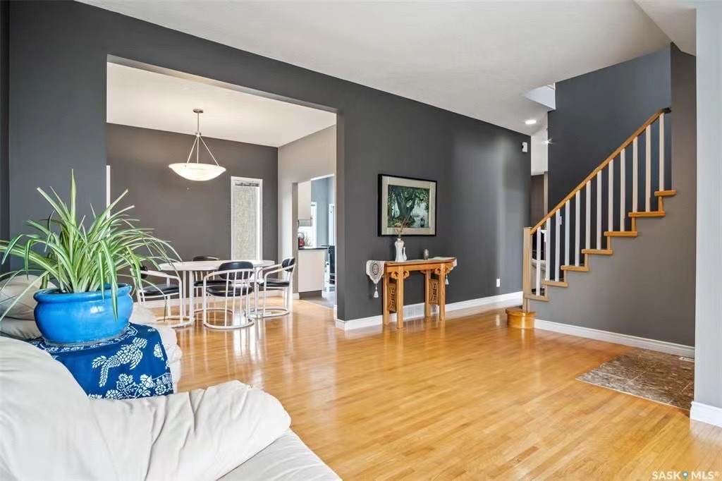 ERINDALE小区最佳路段大地块，2129尺4房4卫1书房独立屋出售。位于公园和湖的对面，步行可达两所小学。外观设计高档大气，内部明净高级装修。一楼实木地板和瓷砖地板组合，挑高10尺层高，超大客厅，大家庭厅，外加书房（大尺寸可作为另一个卧室）。开放式厨房，花岗岩台面，瓷砖背板， - 5