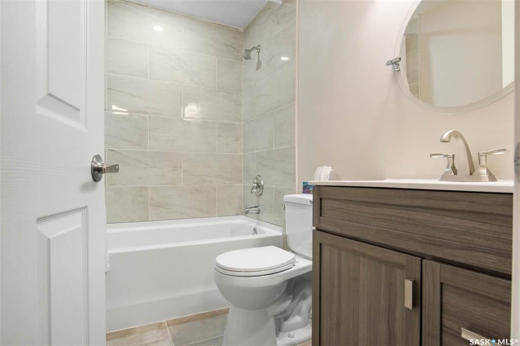 Stonebridge小区步行300米至小学，购物，4房4卫完全装修独立屋出售。2013年建造，安静私密路段，不靠主马路，近社区大公园。 1楼大客厅大窗户好采光，白色现代橱柜，不锈钢家电，充足操作台及收纳空间，2 楼3个大卧室，主卧带独立洗手间步入式衣柜。地下室完全装修有1大家庭 - 19