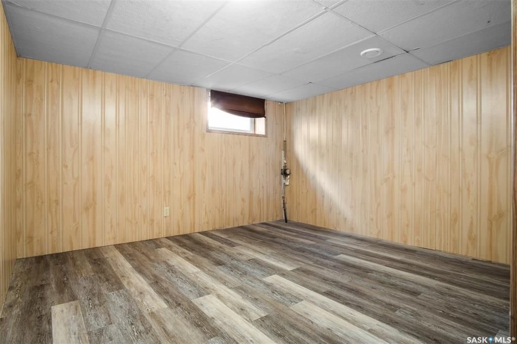 Wildwood小区错层结构3房2卫独立屋出售。位置优越，步行至Central Mall ，8街购物，学校，公园。全新刷漆，更新枫木厨房，更新窗户，屋顶瓦片，洗手间翻新。私密成熟大后院，连房子单车库外加双车道停车。房屋格局采光好。挂牌价格：$379000。详情请联系地产经纪Gar - 21