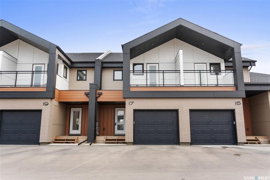 Evergreen小区背靠小学公园地下室步出式1432尺3房3卫联排别墅出售。房屋状况如新，高档装修，高档社区，环境优美。步行百米两所学校。近购物中心，交通便利。一层9尺挑高，高级复合板地板，厨房全部石英石台面，不锈钢厨房设备，非常充足的储存空间。二楼三个全尺寸房间，两个洗手间 - 3