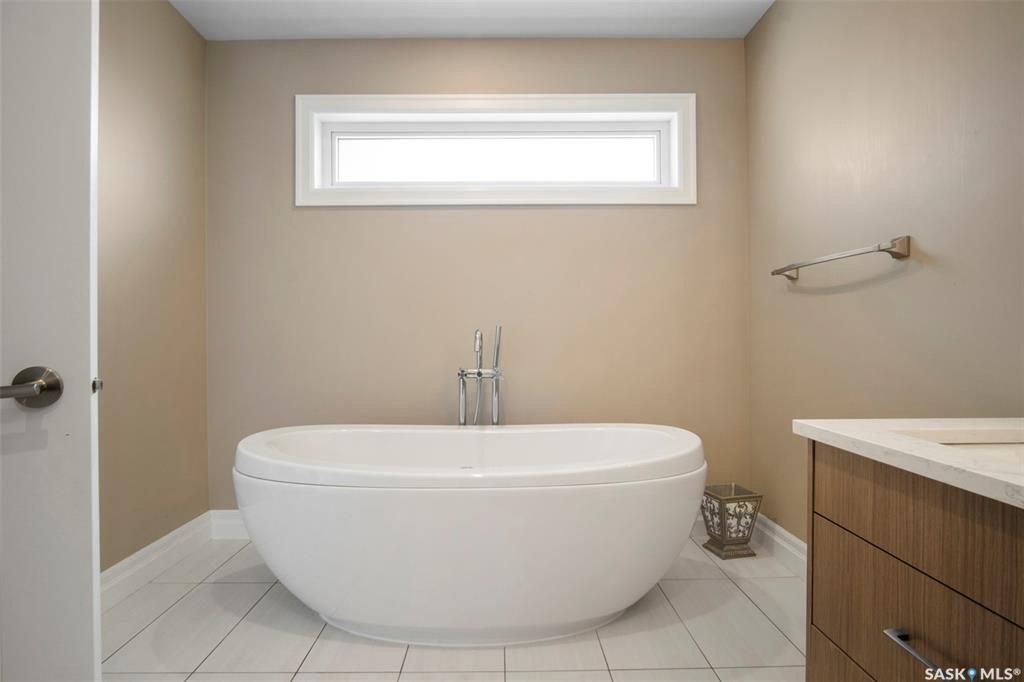 Rosewood小区2419尺现代风格2层独立屋出售。本地人业主，背靠公园绿地。3房3卫+1书房。顶级豪华装修：双向壁炉，软木地板，核桃木橱柜，大理石台面，全屋自动控制系统，主卧带5片豪华洗手间，二楼外加655尺超大阳台。位于小区最佳街区之一。挂牌价格：$829900。 有意请联 - 28