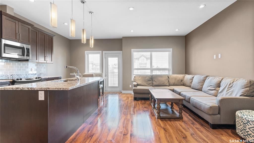 Willowgrove小区3房3卫，连体车库外加双车位，独立后院，联排出售。本地知名建商Riverbend，房屋保养如新。一楼9尺层高，高级复合地板，大理石台面，不锈钢家电。二楼3房2卫。主卧带独立洗手间和步入衣柜。地下室带2个窗户，未装修。后院另有独立带顶露台。位置步行至小学， - 5