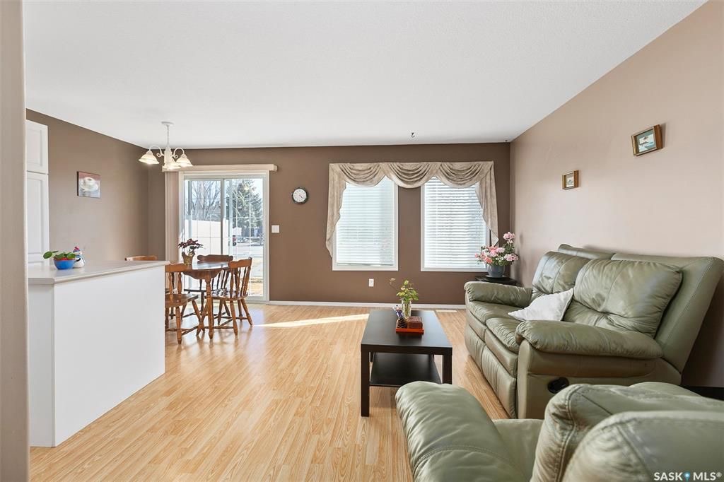 Erindale小区核心地段3室联排出售。本地人业主。步行百米至两所高中（百年高中，St Joseph），两所小学(Dr. John G. Egnatoff School and Catholic Father Robinson school)，附近商圈。房屋保养极佳，朝南大窗户 - 5