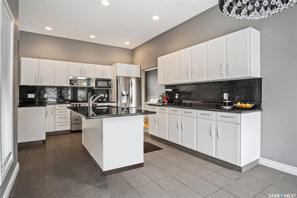 ERINDALE小区最佳路段大地块，2129尺4房4卫1书房独立屋出售。位于公园和湖的对面，步行可达学校。外观设计出彩，内部特色高级装修。一楼实木地板和瓷砖地板组合，挑高10尺层高，大客厅，大家庭厅，外加书房。开放式厨房，花岗岩台面，瓷砖背板，明火炉灶。二楼有3个大尺寸卧室，超大 - 6