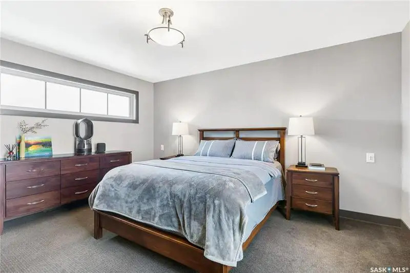 Willowgrove小区Blackrock建筑商两层4房4卫独立屋出售。位于小区安静私密钥匙扣路段，近小学，公园，购物。高档装修，三层窗户，实木地板，天然气石头装饰壁炉，枫木厨房大理石台面，升级洁具。二楼外加多功能厅。主卧带步入衣柜，豪华装修洗手间。地下室装修有一房一活动厅一卫 - 17