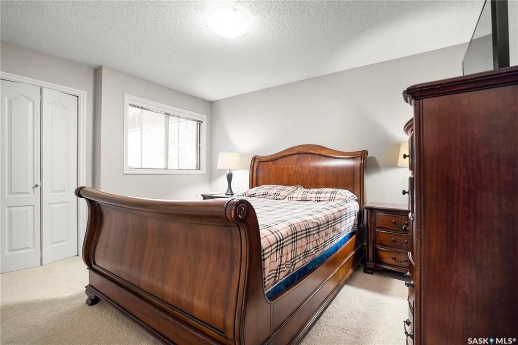 Wildwood小区核心路段3房2卫边户公寓出售，步行至8街购物，小学，公园，游泳馆，室内网球，图书馆。带大露台及储物间，双车位，枫木厨房大理石台面，明亮客厅带电子壁炉，主卧带独立洗手间。独立洗衣机烘干机（2022新换）。社区有健身房，壁球，桌球设施。可自住或投资。挂牌价格：$1 - 16