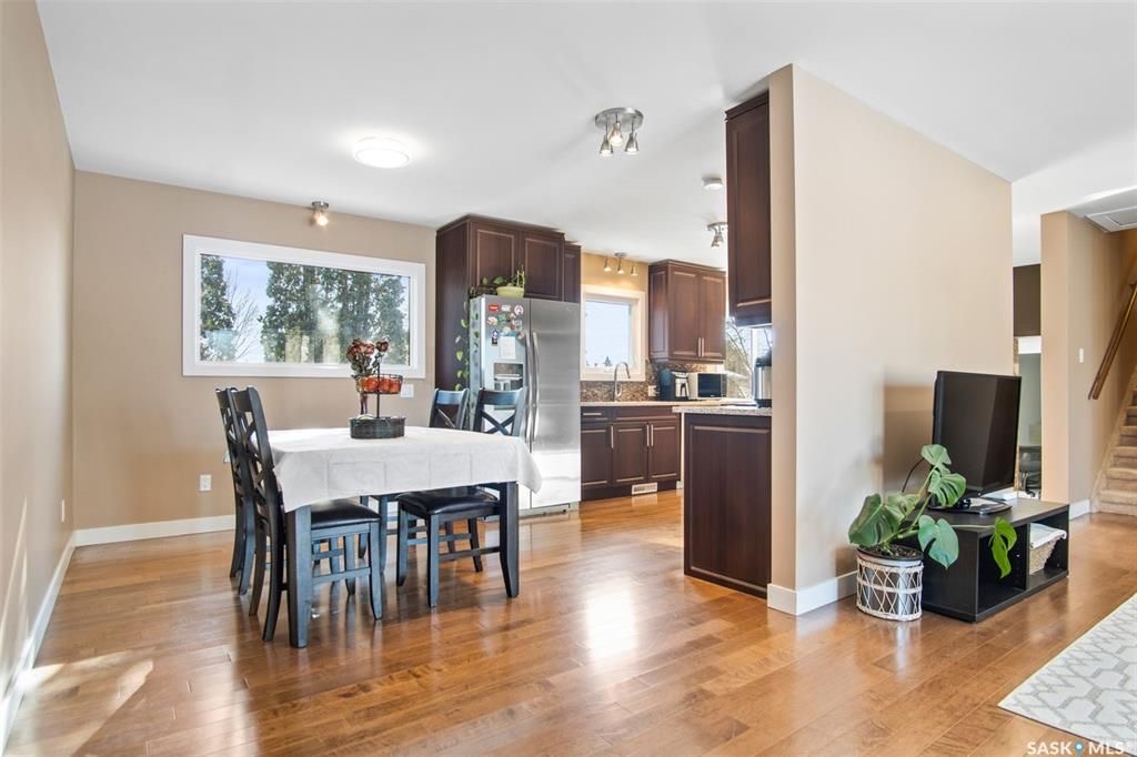 Wildwood小区绝佳cul-de-sac安静私密地段独立屋出售！步行可至两所小学，超市购物。1674尺2层结构4房4卫，好格局，保养好，升级有实木地板，厨房橱柜，大理石台面，不锈钢家电，全新刷漆。单车库双车位，可从房子直接进入。扇形大院子，私密好彩光。挂牌价格 $489000 - 7