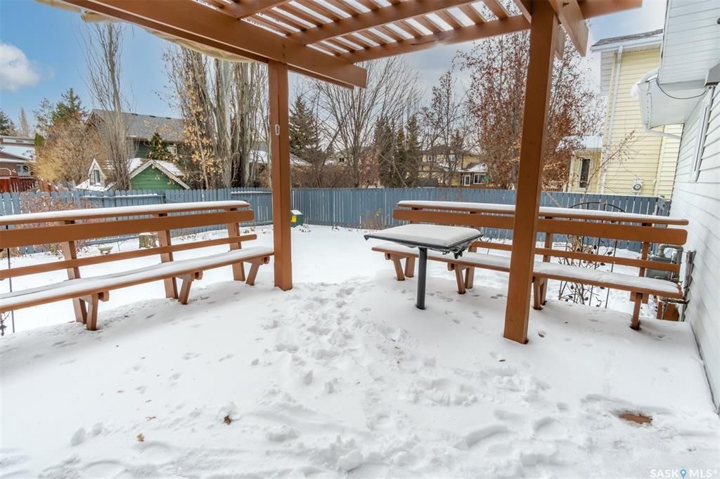 Lakeview小区1788尺独立屋出售。步行至两所小学（其中一所为法语小学），Lakeview人工湖公园。房屋采光好，保养佳，大量更新：实木地板，新窗户，露台门，天然气wolf炉灶和外排抽油烟机，家庭厅带嵌入式厨柜和天然气壁炉。二楼三个大卧室，主卧带独立洗手间，地下室有大活动厅 - 7