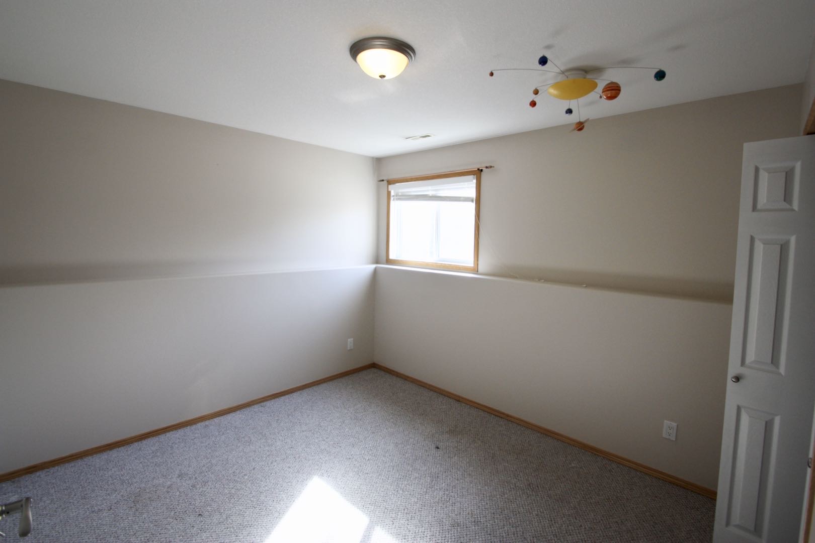 Silverspring 小区2002年1350尺错层独立屋整体出租，4房3卫（其中3房地面上，1房半地下）连房子双车库，不带家具，一年以上租约，$1750/月+水电气自付。 - 9