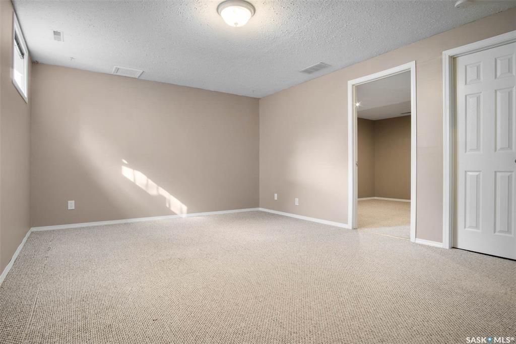 Erindale小区核心地段4房3卫1845尺独立屋出售。步行百米至两所小学Dr. John G. Egnatoff & Father Robinson), 两所高中 St Joseph & Centennial Collegiate, 购物及公园。房屋保养极佳，好格局，采光通透 - 26