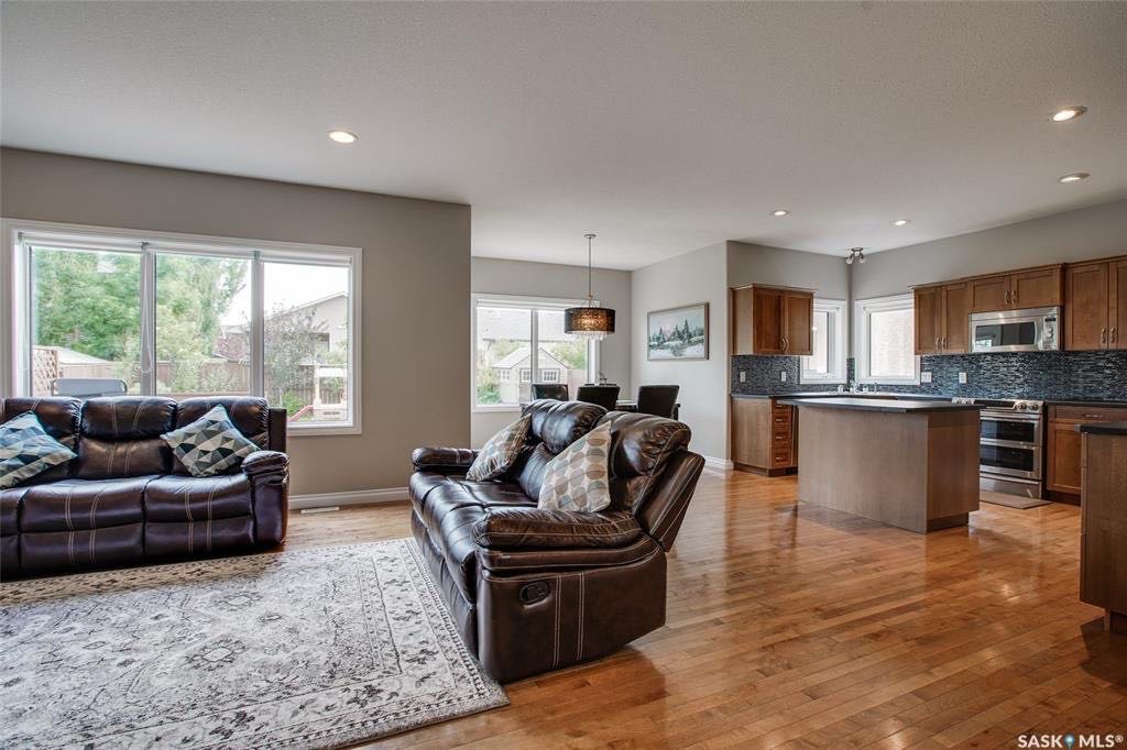 Willowgrove小区双层独立屋出售，位置处于小区中心最佳路段之一，安静宽敞街道，西人好邻居，可步行至两所小学及公园，同时也近附近商圈和两所高中（Centennial Collegiate 和 St Joseph High School）4房4卫 - 5