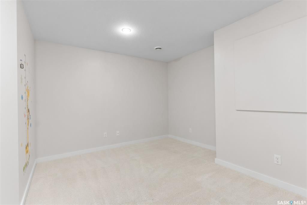 Stonebridge边户3房3卫地下室装修安静联排出售。2011年建，步行至小学，购物，公园。背靠私密绿地，好采光，高档装修，新换地板，大理石台面，现代橱柜，不锈钢家电。全新刷漆。二楼3个大房间尺寸足。地下室完全装修有一个大家庭厅一个独立洗手间。另有连房单车库，中央空调，中 - 20