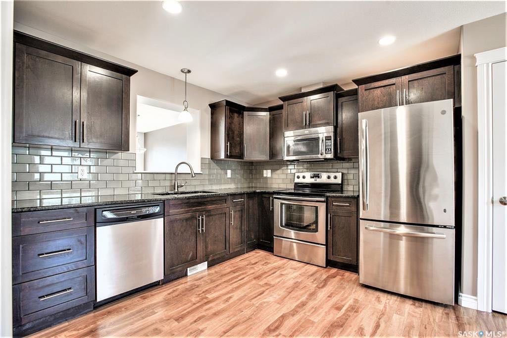 Stonebridge小区 1634 尺联排 4房4卫，安静边户，出售。大面积，挑高顶客厅，大窗户，厨房理石台面和不锈钢家电，主卧带独立洗手间。半地下室带大窗户。连房子单车库。步行可到小学，超市，公园。挂牌价格：$289000。详情请联系Royal LePage地产经纪Gary - 5