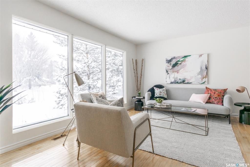 5房3卫1452尺独立屋位于Greystone Heights小区好地段步行至小学,8街购物。超大扇形地块近万尺。全新刷漆，配有实木地板，升级枫木厨房，翻修洗手间，部分新换复合地板，锅炉瓦片2014年换，二楼有独立超大卧室附带洗手间，地下室装有一房一厅一卫。双车库外加超大车 - 6