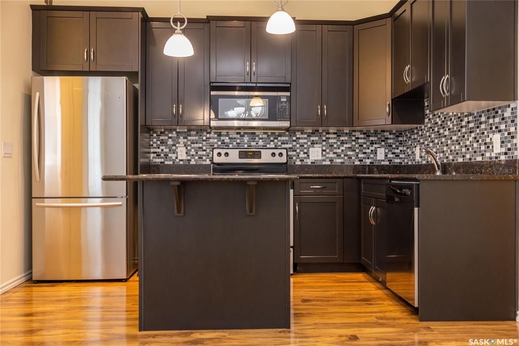 Willowgrove小区4房4卫双车库联排出售。带独立私密小院，主卧带完整洗手间。步行百米小学，近高中，购物。房屋保养佳采光好，高档装修：大理石台面，不锈钢家电，大尺寸房间，一车库一车位，地下室专业装修。挂牌价格：$339000。详情请联系地产经纪Gary Gai 盖王睿 - 6