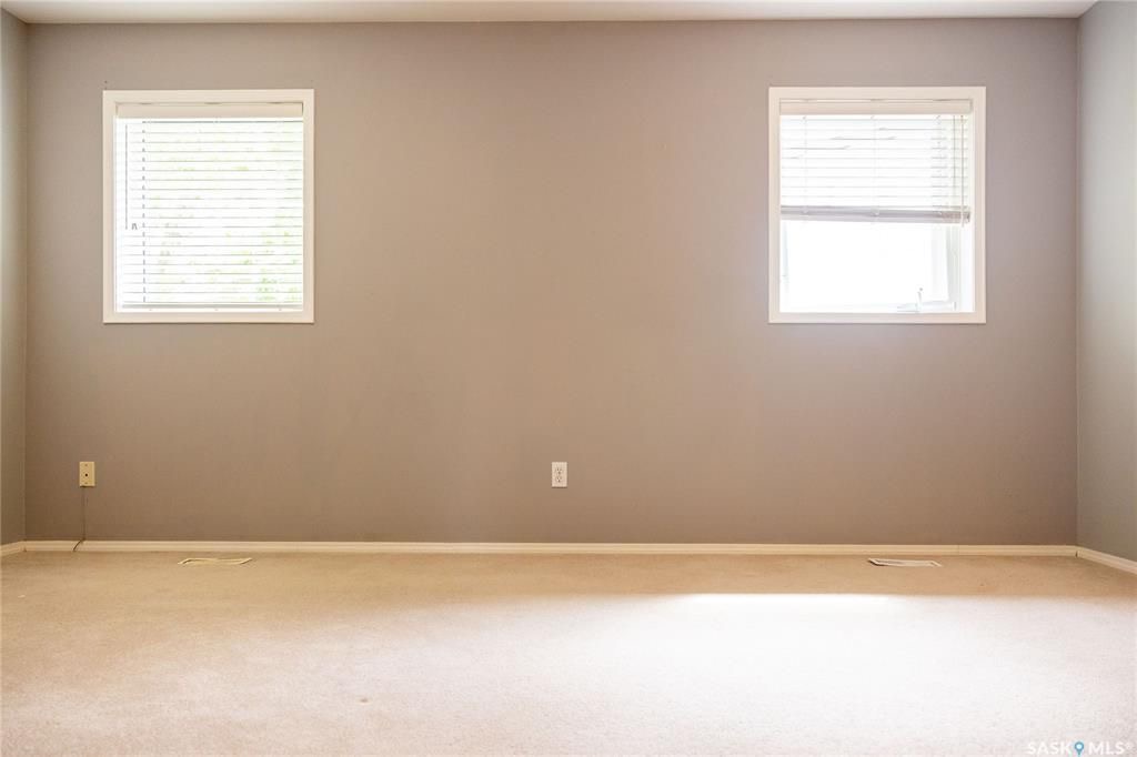 Arbor Creek小区 1364尺双车库联排边户出售。背靠绿地公园。位置安静便利。附近有小学，高中。多窗户大客厅，二楼2个大卧室外加一个大多功能厅。地下室装修有1活动厅带窗户外加完整洗手间。新换瓦片，刷漆，车库门 ，地板，部分家电。挂牌价格 $329900。详情联系Royal - 21