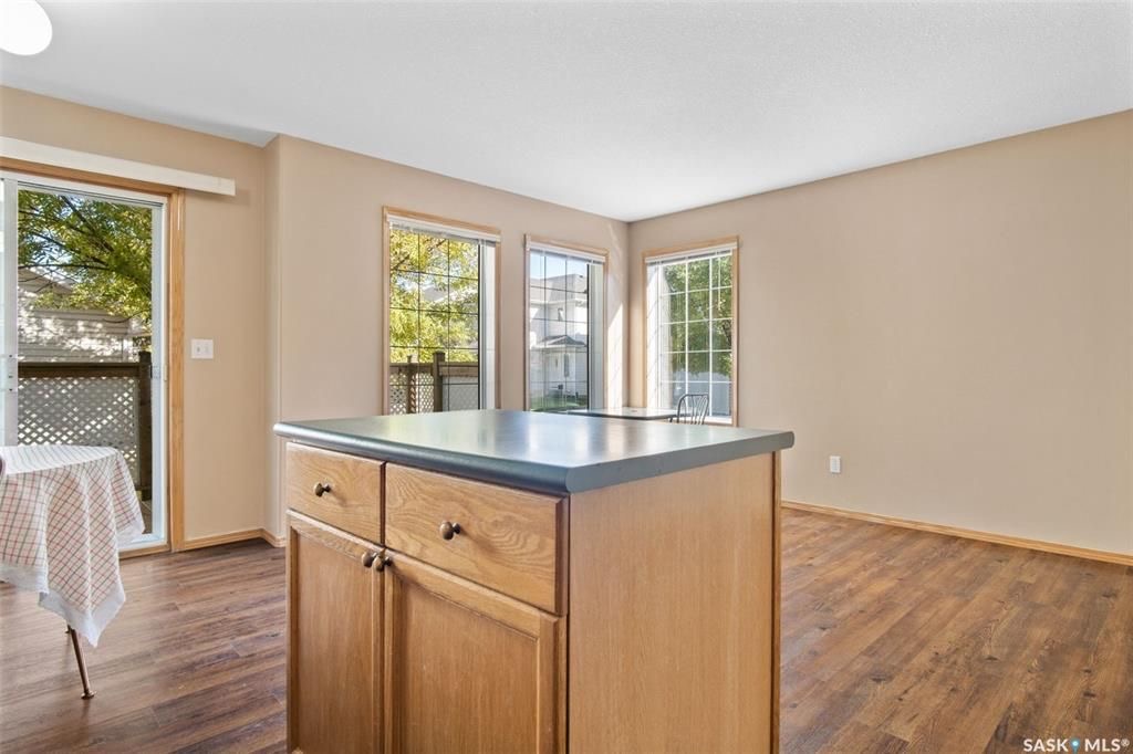 Erindale小区核心地段3室联排出售。1230尺，安静边户，多窗户，采光极好。步行百米至两所高中（百年高中，St Joseph），两所小学(Dr. John G. Egnatoff School and Catholic Father Robinson school)，附近商 - 14